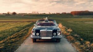 auto antiguo descapotable