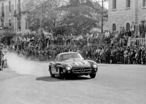 Caption orig.: Mille Miglia (Brescia/Italien), 1. Mai 1955. Sieger in der Serien-Sportwagenklasse. John Cooper Fitch und Kurt Gesell (Startnummer 417) mit einem Mercedes-Benz Tourensportwagen Typ 300 SL.