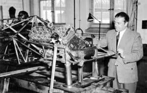 Caption orig.: Dipl. Ing. Rudolf Uhlenhaut neben einem Mercedes-Benz Rennsportwagen Typ 300 SL (W 194) - Gitterrohrrahmen in einer drehbaren Schweissvorrichtung. Diese Schweissvorrichtung ist eine Spezialausführung der Versuchsabteilung in Untertürkheim,