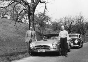 Caption orig.: Prototyp des Roadster 190 SL mit Verdeck der Baureihe W 121 im Jahr 1955. Rechts: Fritz Nallinger, links: Rudolf Uhlenhautnull