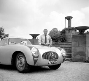 Caption orig.: Rudolf Uhlenhaut mit einem Mercedes-Benz Rennsportwagen 300 SL-Coupé (W 194) auf dem Stuttgarter Rotenberg anno 1953.null